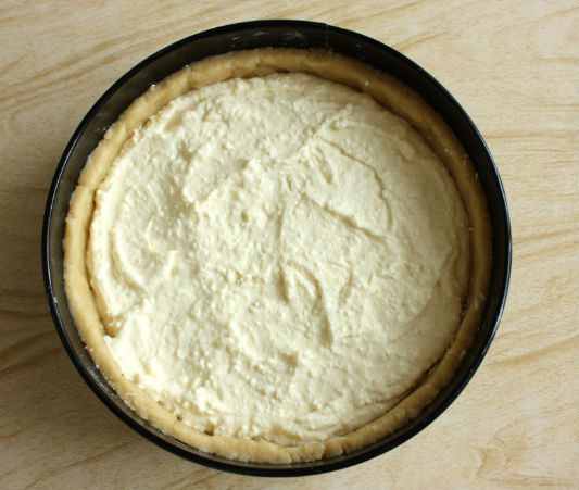 Творожный пирог с кокосом и вишней