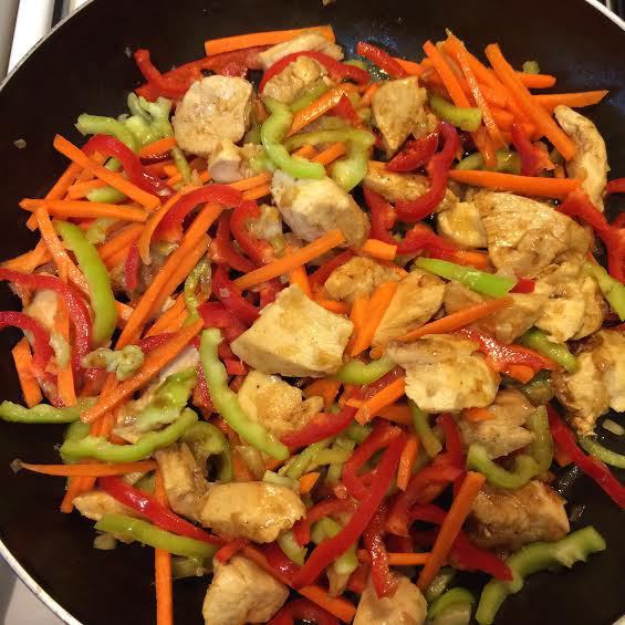 Лапша с курицей и овощами