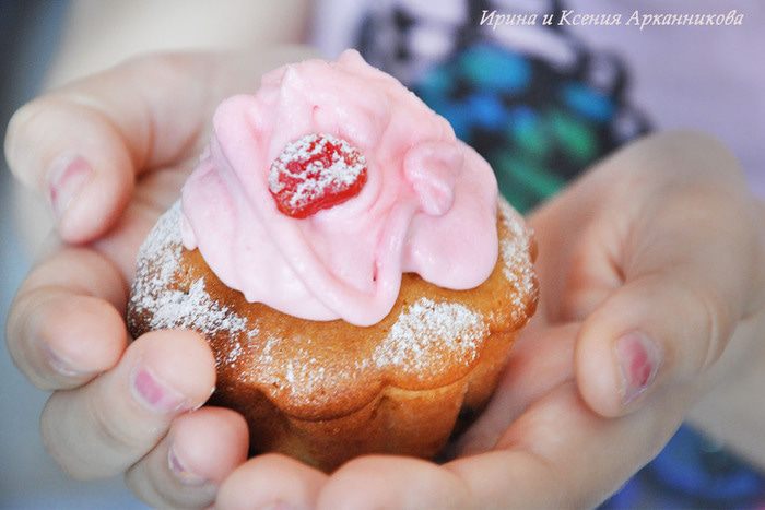 Капкейки с вяленой вишней и взбитыми сливками