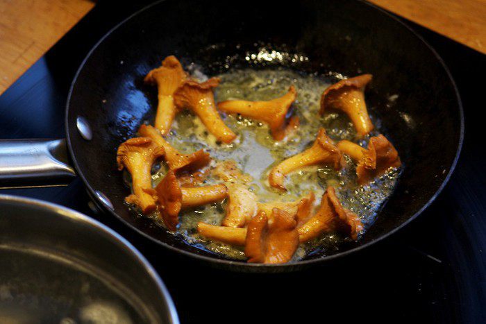 Черная паста с грибами и соусом бешамель