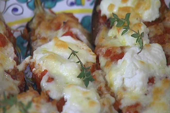 Баклажаны, фаршированные помидорами и сулугуни