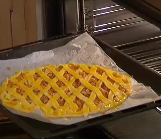 Быстрый пирог с апельсиновым джемом, орехами и амаретти 