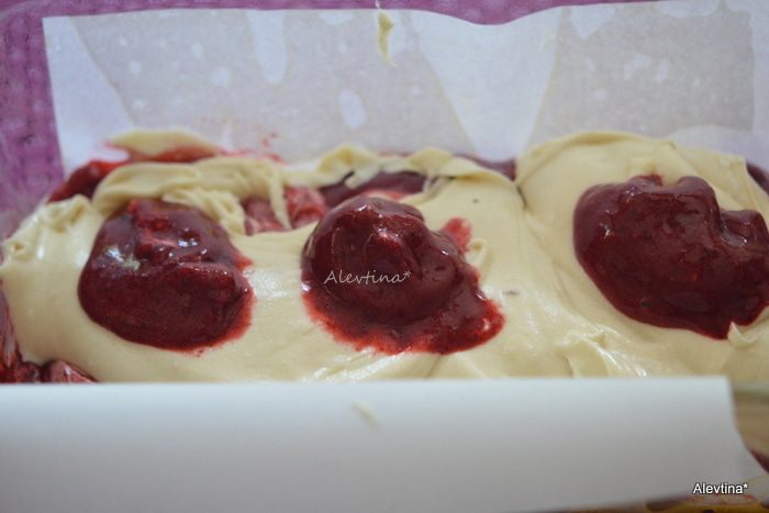 Кекс с ягодным соусом