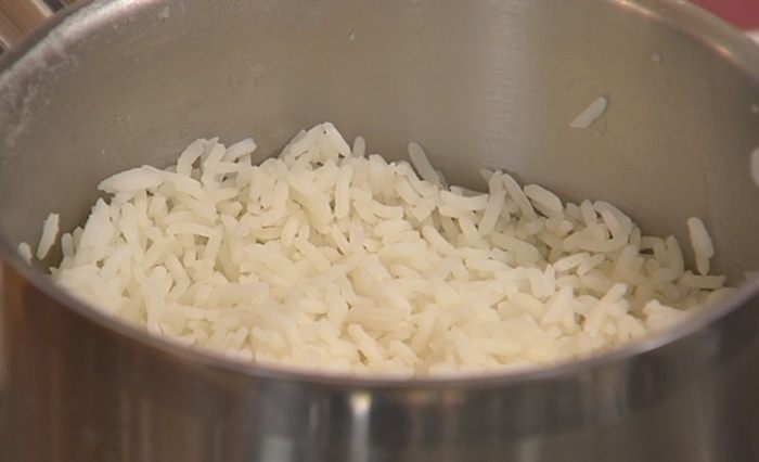 Жареный рис с креветками и курицей, заправленный по-восточному 