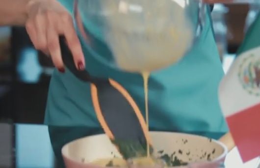 Диетический буррито с яйцом, шпинатом и грибами