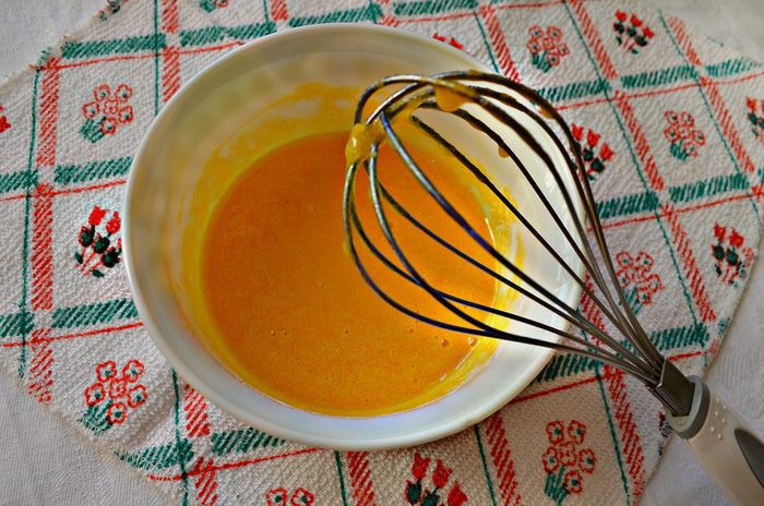 Десерт «Плавающие острова» (ILES FLOTTANTES) c ягодным соусом