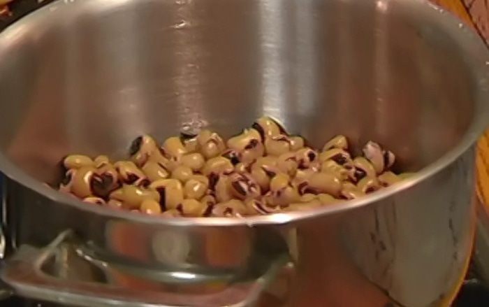 Салат из фасоли с грибами, помидорами и тапенадом 