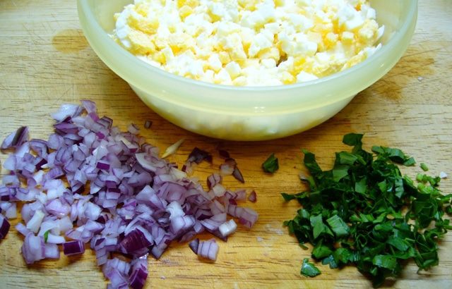 Салат с печенью трески и майонезно-горчичной заправкой