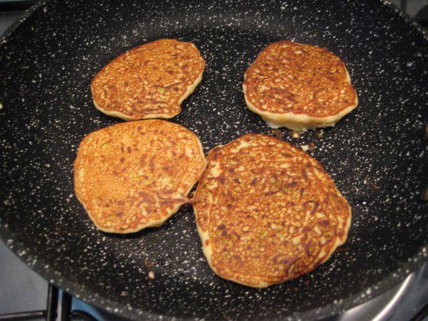 Кабачковые оладьи с козьим сыром и йогуртовым соусом