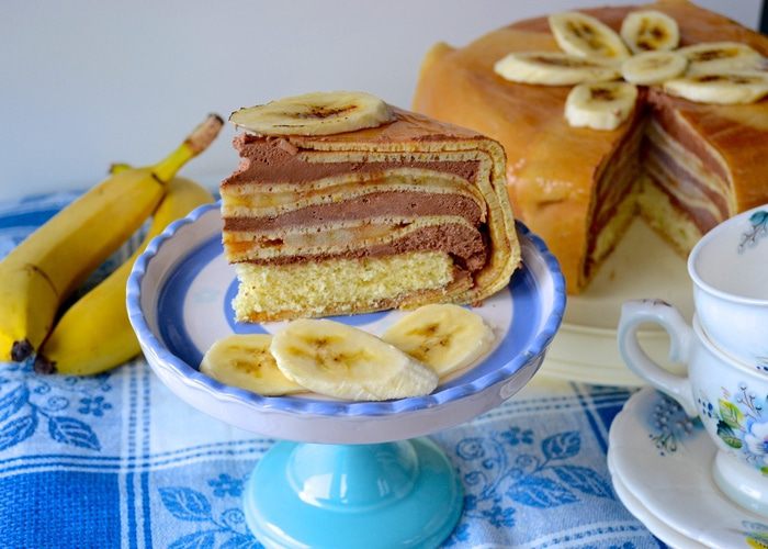 Блинный торт с бананами и шоколадным муссом