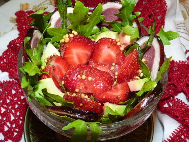 Салат с клубникой и хамоном для романтического ужина