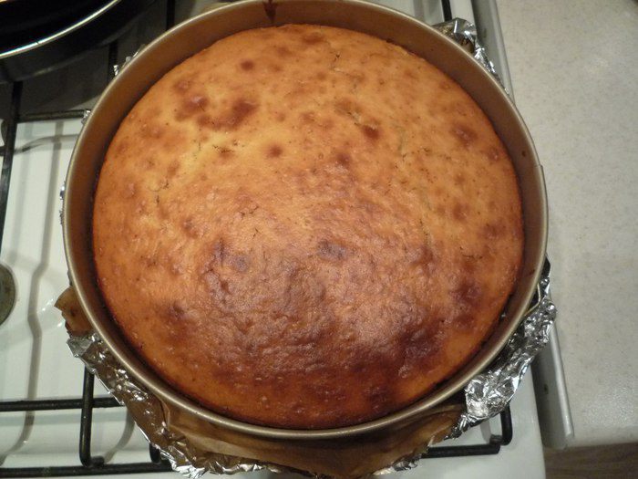 Шарлотка с яблоками и облепиховым йогуртом