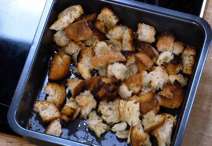Куриный бульон с яйцом и беконом 