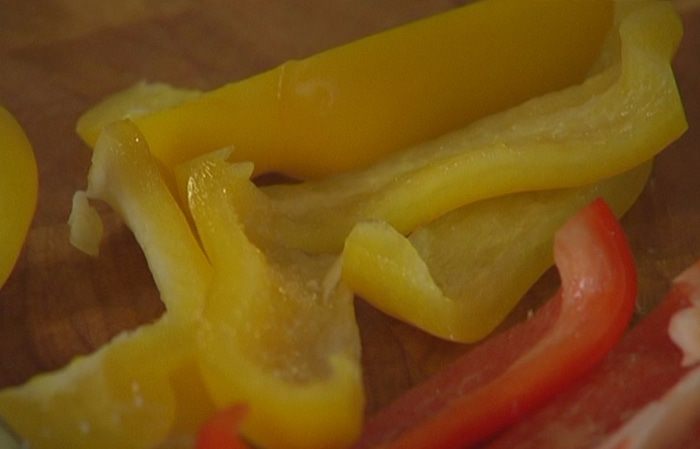 Овощные башенки с моцареллой и соусом из авокадо 