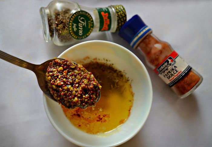 Курица, запечённая с виноградом и миндалём