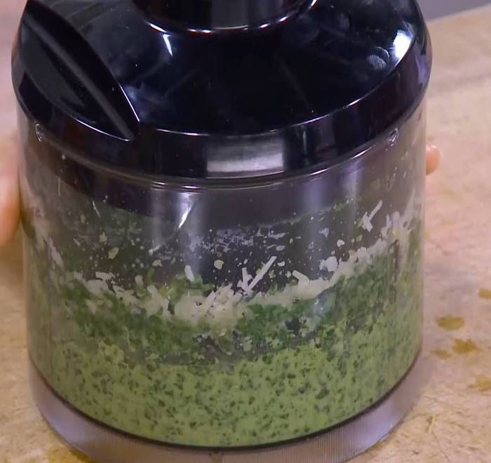 Киноа с жареными овощами и соусом песто 