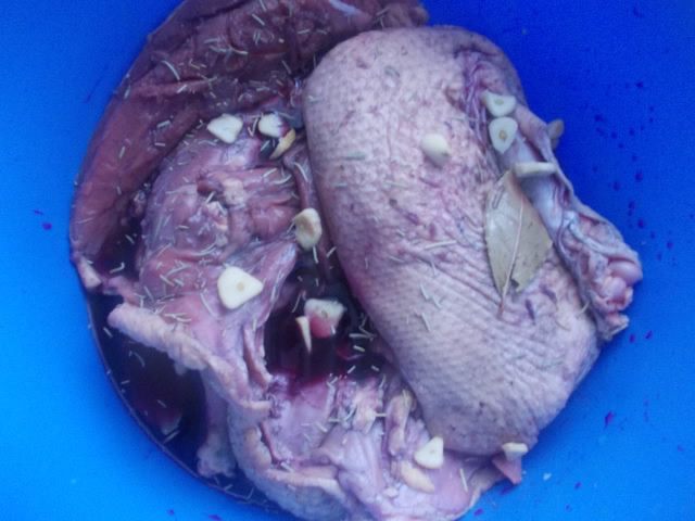 Фаршированная утка яблоками и сухофруктами