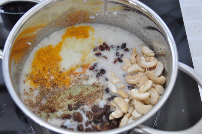 Восточный рис с кокосовым молоком, изюмом и кешью