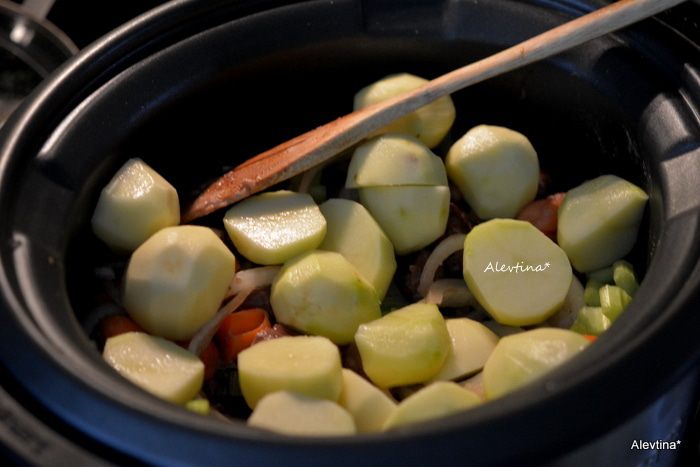 Говядина, тушенная с розмарином и чесноком