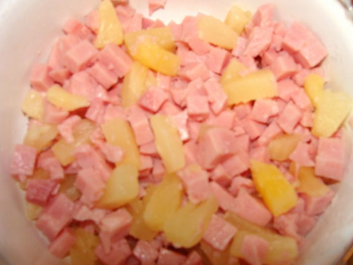 Сырные шарики с начинкой в ореховой панировке под &amp;quot;пьяной&amp;quot; клюквой