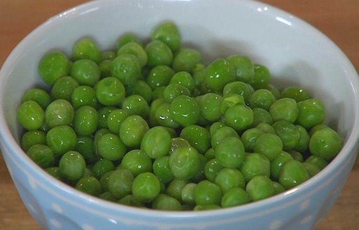 Рисовый салат с курицей, ананасом и сладким перцем 