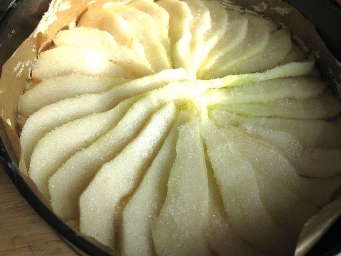 Шарлотка с грушами