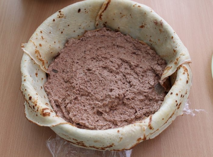 Блинный торт с шоколадным муссом, орехами и грушей