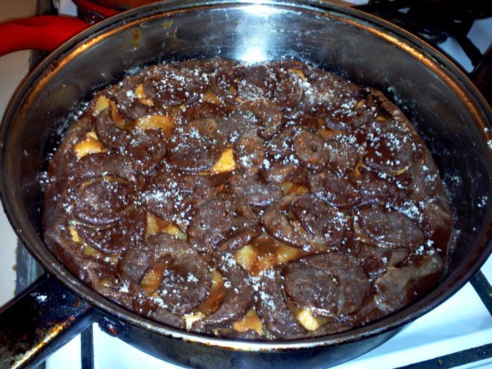 Шоколадный пирог с яблоками