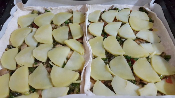 Открытые постные пироги с картофелем, грибами и щавелем