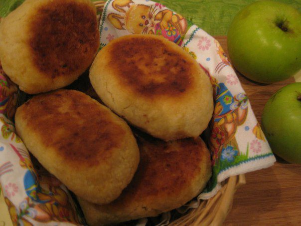 Картофельные пирожки с яблоками