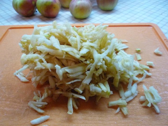 Блинчики с яблочно-грушевым припеком и медом