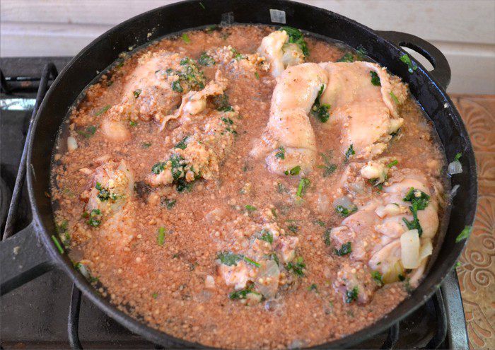 Нежная курочка, томленная в орехово-гранатовом соусе с пряными травами