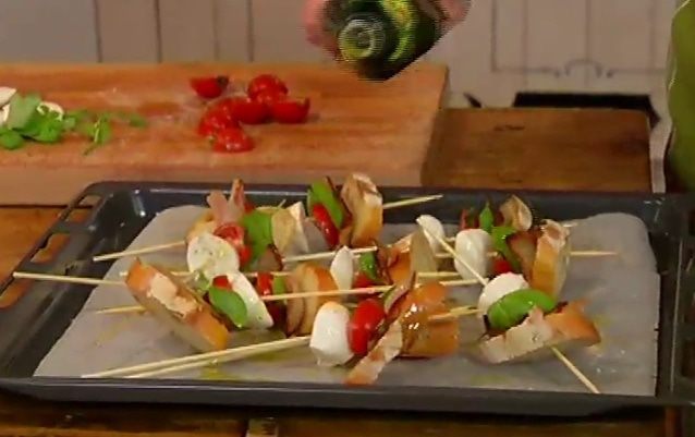 Моцарелла и помидоры на шпажках 