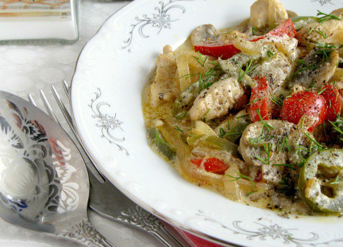 Шампиньоны с куриным филе и сладким перцем по-муромски