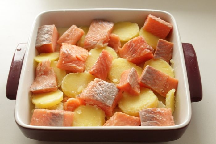 Запеканка с форелью и брокколи