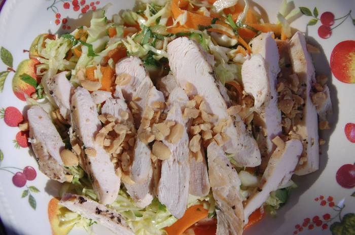 Вьетнамский салат с курицей и арахисом 
