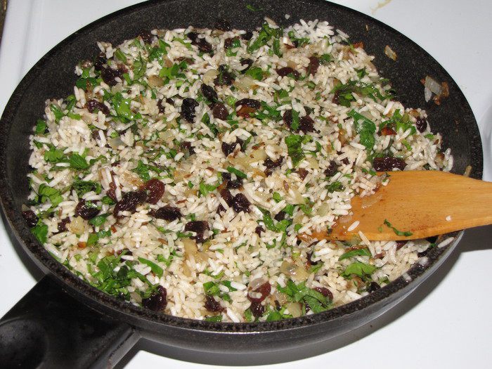 Долма с рисом, изюмом и кедровыми орешками