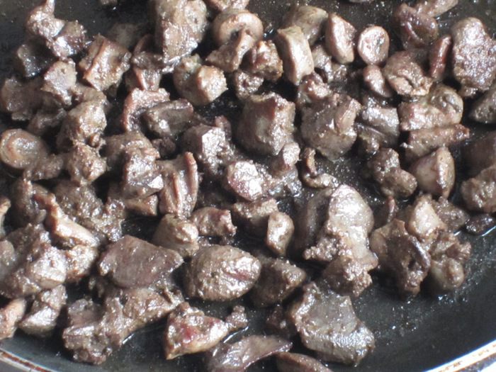 Блинчики на гречневой муке с куриной печенью и карамелизированным луком