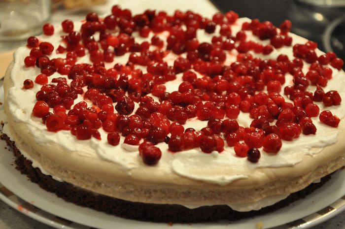 Брусничный торт с безе