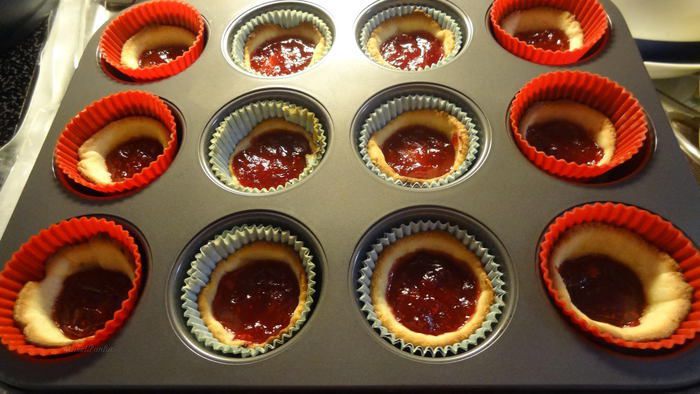 Клюквенные пирожные с меренгой