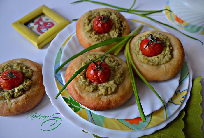 Ватрушки с творогом и помидорами черри