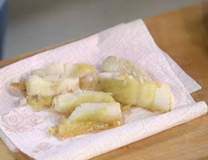 Сэндвич с рыбными пальчиками и тартаром 