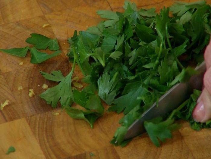 Куриное филе, фаршированное кедровыми орешками и лимоном