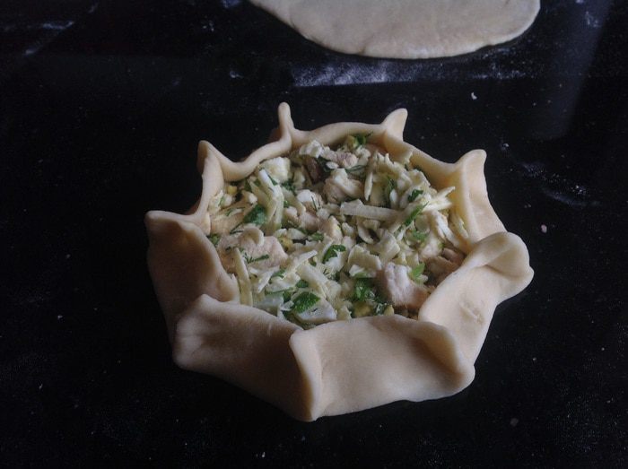 Мини-пироги с курицей и яйцом