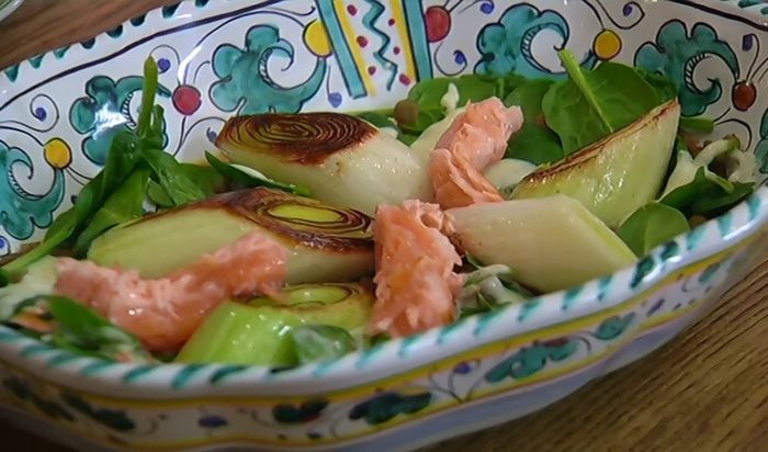 Семга с чечевицей, шпинатом и луком-пореем 