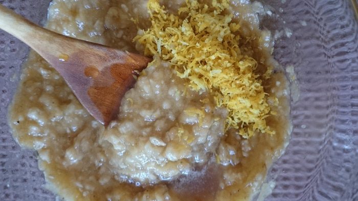 Банановый кекс с кедровыми орешками и цедрой лимона