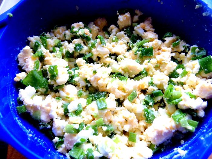 Дрожжевые блины с луково-сырной начинкой