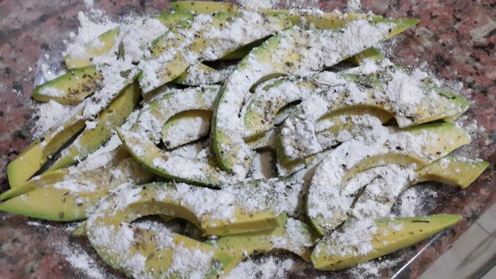 Жареные ломтики авокадо и салат с красной фасолью