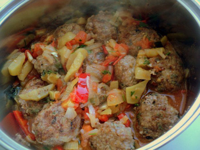 Фрикадельки с базиликом и овощами