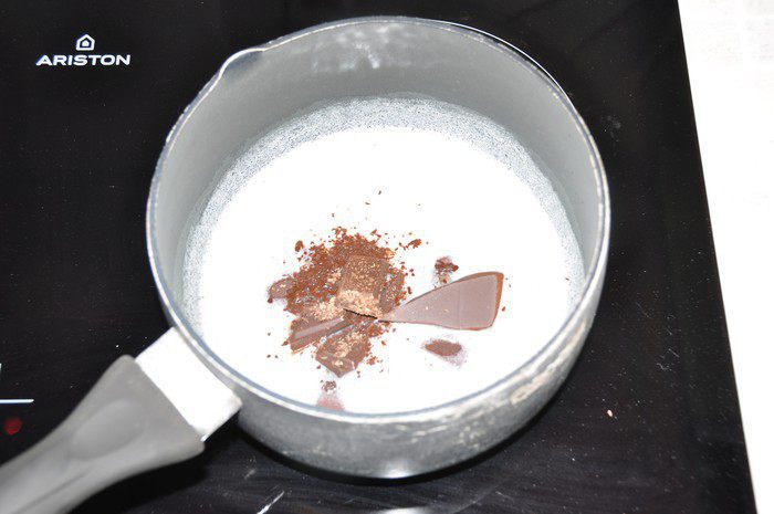 Шоколадный торт с кофейным кремом и хрустящими конфетками 